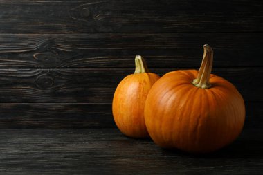 Kırsal ahşap arka planda iki taze balkabağı