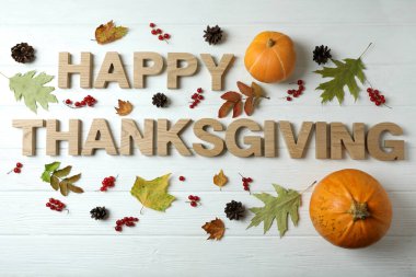 Beyaz ahşap masada Mutlu Şükran Günü kompozisyonu