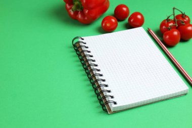 Yeşil arkaplan üzerine boş tarif kitabı kavramı