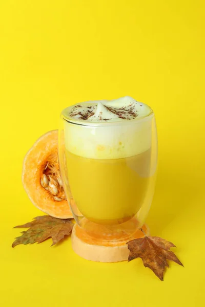 Concepto Calabaza Con Leche Sobre Fondo Amarillo — Foto de Stock