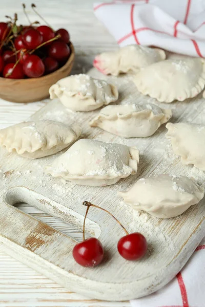 Konzept Des Kochens Von Pierogi Mit Kirsche Auf Weißem Holztisch — Stockfoto