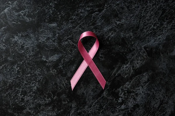 Cinta Conciencia Del Cáncer Mama Sobre Fondo Ahumado Negro — Foto de Stock