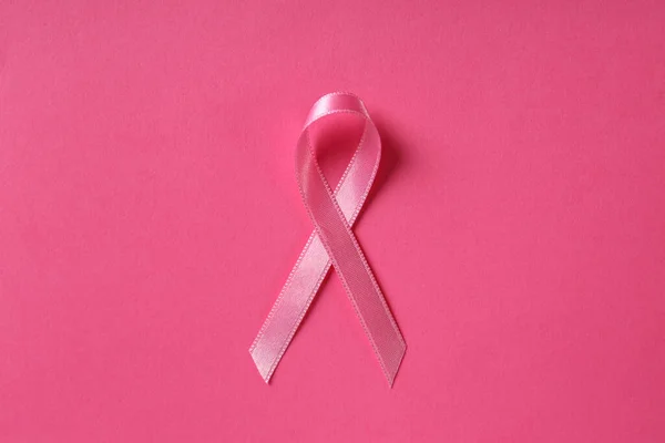Brustkrebs Bewusstseinsband Auf Rosa Hintergrund — Stockfoto