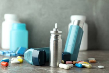 Gri desenli masada astım tedavisi aksesuarları