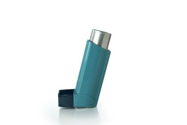 Beyaz arka plan üzerinde izole mavi astım inhaler