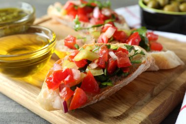 Gri desenli masada lezzetli bruschetta atıştırmalıkları.