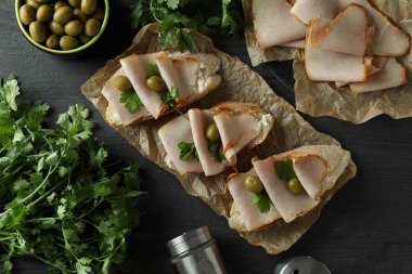 Koyu ahşap arka planda lezzetli bruschetta atıştırmalıkları.