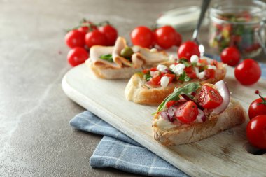 Lezzetli yemekler ve bruschetta atıştırmalıkları.