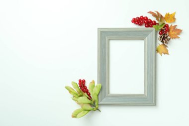 Beyaz arka planda Mutlu Şükran Günü kompozisyonu