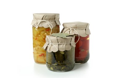 Beyaz arka planda izole edilmiş turşu kavanozları.