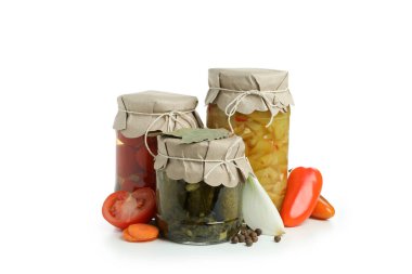 Beyaz arka planda izole edilmiş turşu kavanozları.