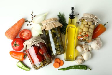 Kavanozlar dolusu sebze turşusu ve malzemeler beyaz masada.