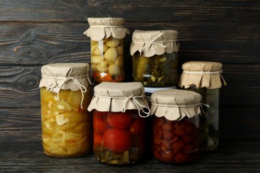 Kırsal ahşap arka planda turşulu sebze kavanozları