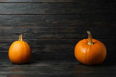 Kırsal ahşap arka planda iki taze balkabağı