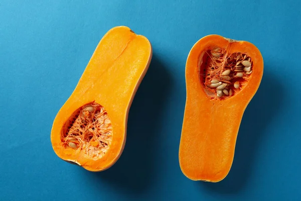 Mavi arkaplanda ham balkabakları, üst görünümde