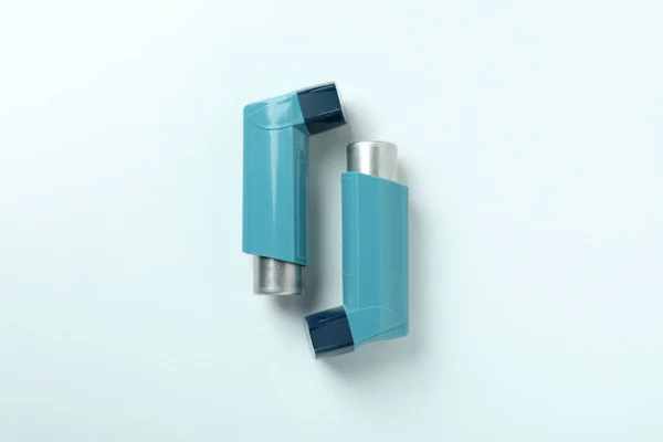 Blauwe Astma Inhalatoren Witte Achtergrond Bovenaanzicht — Stockfoto