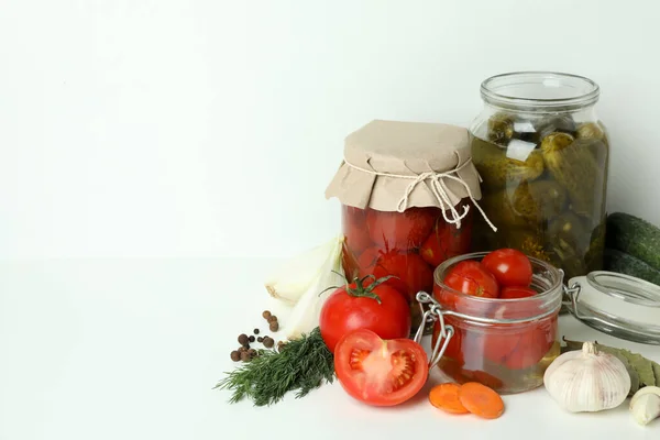 Frascos Verduras Escabeche Ingredientes Mesa Blanca —  Fotos de Stock