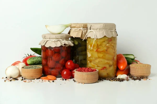 Gläser Mit Eingelegtem Gemüse Und Zutaten Auf Weißem Tisch — Stockfoto