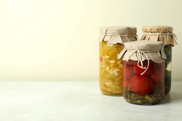 Frascos Verduras Vinagre Sobre Fondo Blanco Texturizado —  Fotos de Stock