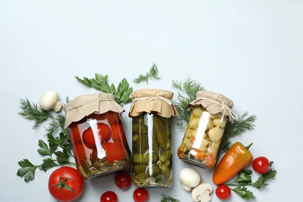 Frascos Verduras Vinagre Sobre Fondo Gris Claro —  Fotos de Stock