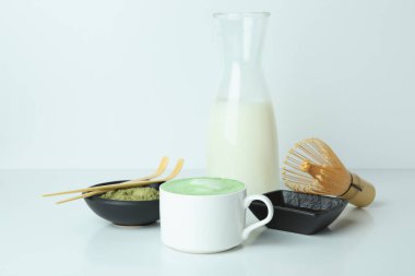 Beyaz masa için kibrit latte ve aksesuarlar.