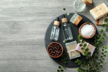 Gri desenli masadaki doğal kaplıca ürünleri.