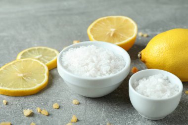 Gri desenli masadaki doğal kaplıca ürünleri.