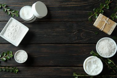 Kırsal ahşap masada doğal spa kozmetik ürünleri