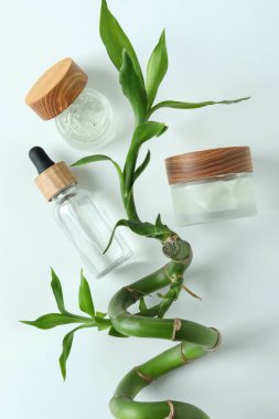 Beyaz masadaki doğal spa kozmetik ürünleri.