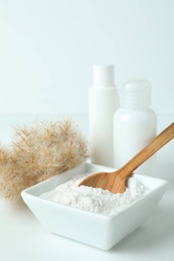 Beyaz masadaki doğal spa kozmetik ürünleri.