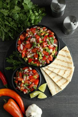 Meksika yemeği kavramı, Pico de Gallo ile birlikte, siyah ahşap masa üzerinde.
