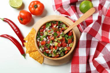 Beyaz arka planda Pico de Gallo olan Meksika yemekleri konsepti