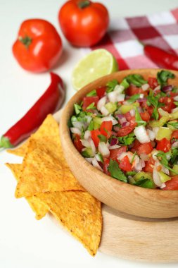 Beyaz arka planda Pico de Gallo olan Meksika yemekleri konsepti