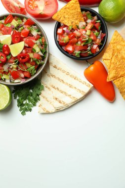 Beyaz arka planda Pico de Gallo olan Meksika yemekleri konsepti