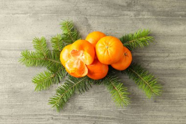 Gri desenli masa üzerinde lezzetli mandallar ve ladin dalları