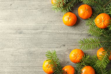 Gri desenli masa üzerinde lezzetli mandallar ve ladin dalları