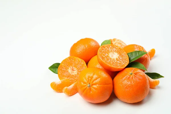 Mandarine Haufen Mit Blättern Auf Weißem Hintergrund — Stockfoto