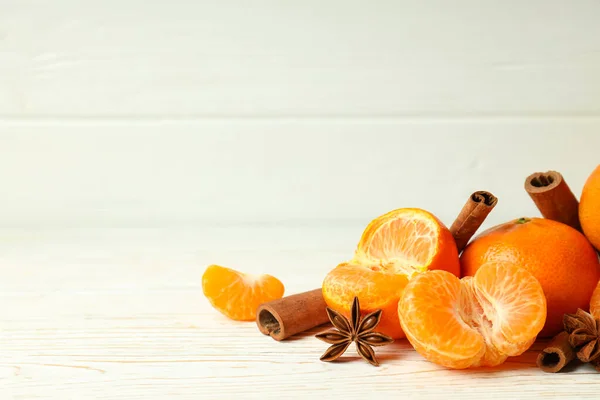 Mandarinen Und Zimt Auf Weißem Holztisch — Stockfoto