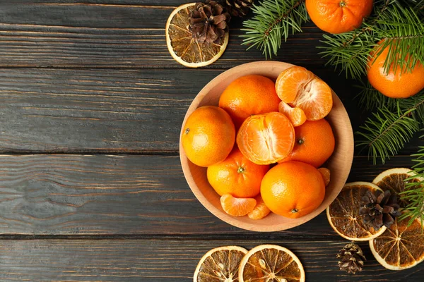 Weihnachtskonzept Mit Mandarinen Auf Rustikalem Holztisch — Stockfoto