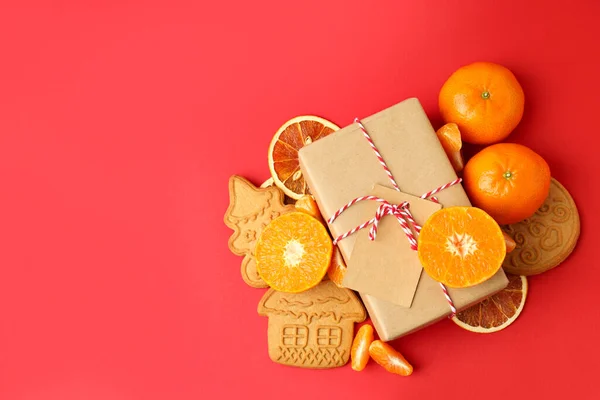 Concept Noël Avec Mandarines Sur Fond Rouge — Photo