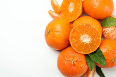 Beyaz arkaplanda yaprakları olan Mandarin yığını