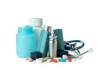 Astım tedavisi aksesuarları beyaz arkaplanda izole edildi