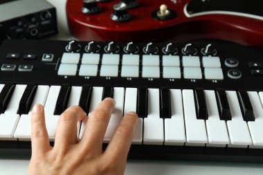 Midi klavyesinde çalan kadın eli, kapat.