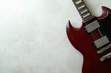 Beyaz desenli arka planda elektro gitar, metin için boşluk