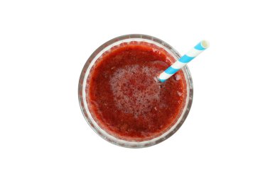 Beyaz arkaplanda izole edilmiş bir bardak vişne suyu.