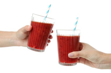 Beyaz arkaplanda izole edilmiş bir bardak vişne suyu.