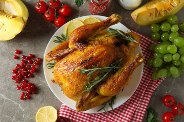 Şükran Günü hindiyi gri dokulu masada kızarttım.