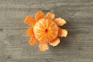 Gri desenli masada lezzetli taze mandalina.