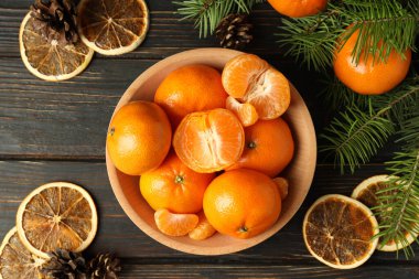 Kırsal ahşap masada mandalinalarla Noel konsepti