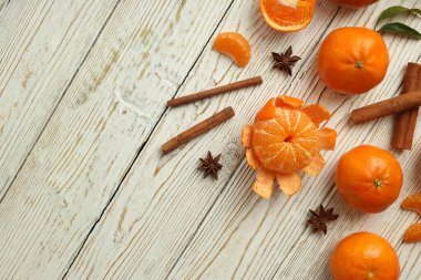 Mandalina ve tarçın beyaz ahşap arka planda